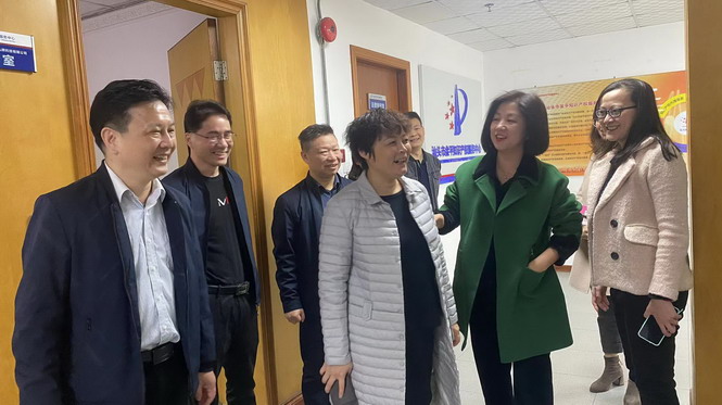 领导关怀 ｜ 区政协主席庄素桦带队到金平新阶联会长单位调研